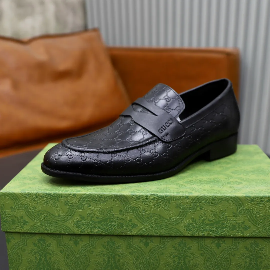 Men's shoes: 250🙅‍♂️🙅‍♂️🙅‍♂️Niuli Brand: GUCCI Size: 38-44 (45 can be customized) Level: Counter classic Material: Original soft cowhide upper Comfortable cowhide lining Original lightweight outsole Style category: Business casual footwear Driving leather shoes Color: Actual picture color